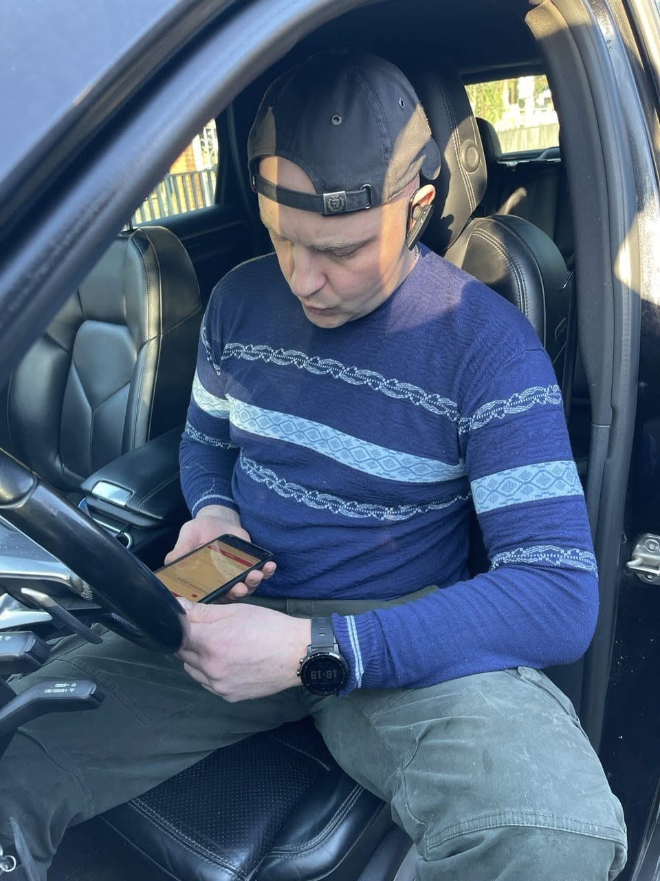 Дмитрий Шашин проводит диагностику автомобиля под капотом